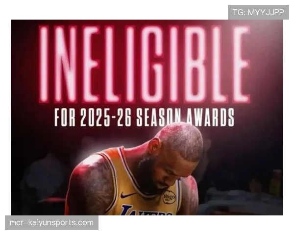 特写:詹姆斯生涯常规赛总得分突破45000分,赛后与家人合影留念 特写:詹姆斯生涯常规赛总得分突破45000分,赛后与家人合影留念